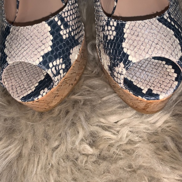 NEW  Stuart Weitzman python printed Jean wedge - Picture 5 of 9